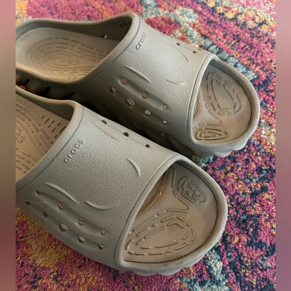 CROCS | Unisex Tan ‘Tumbleweed’ Echo Slide Shoes Mens size 8 Women’s Size 10